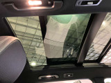 パノラミックルーフで明るい車内と開放感あるドライブをお楽しみいただけます。