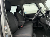 アームレスト付きの運転席は