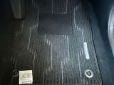 運転席フロアマットです。使用感は少なく、比較的綺麗な状態です。