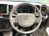 インテリアに合わせたデザインのステアリングは、運転される方のことも考え、運転しやすい形状、大きさです。是非一度、実際に触ってお確かめください。