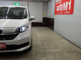 当店では専任のメカニックが大切なお客様のお車を一台一台丁寧に整備いたします。自社認証工場にてリフトアップし下回りまでキッチリ検査いたします。