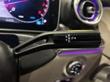 ステアリングボタンは、使いやすいデザインでございます。ステアリング付近のレバーや、ステアリングボタンで追従機能の操作も可能でございます。