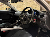 手元のシフトと正面のメーターに囲まれるコックピット。6ATで日常の移動をこなしながら、運転席へ収まる時間にはスポーツカーの雰囲気を楽しめます。自分に合う姿勢と視界も確かめて選べます。