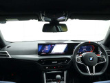 視線の先に自然と情報が集まり必要な操作へスムーズに手が届くBMWならではのコックピット。洗練されたデザインと上質な素材が調和し乗り込んだ瞬間からドライバーの走る歓びを日常に感じる空間です。