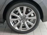 マツダ純正215/55R18インチアルミホイール付きで見た目もグッド!