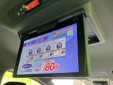 天井に備わるモニターで、後席でも映像を楽しめる装備です。画面が見やすい位置にあり、停車中の待ち時間や休憩時に、車内で過ごす時間を快適に演出します。