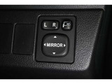 狭い場所も苦になりません。電動格納ドアミラー装備。