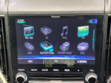 ラジオや音楽、テレビなど多彩な音源に対応した画面を備え、気分やシーンに合わせて楽しめます。表示が見やすく、日々の移動時間を快適に過ごすための便利な装備です。