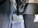 パーキングブレーキはフット式なので運転席と助手席の間はすっきり、移動も楽々です。さっと手が届く位置にATセレクトレバーやエアコンスイッチなどがあり操作性に優れています