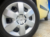 ●純正15インチホイール:輸入車ならではの卓越した走りを支えるホイールと足回りです!日本車の走りに慣れている方にもぜひ体感して頂きたいほど、高いレベルでまとまっています!