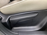 運転席にはドライバーの体型や好みに応じて前後方向だけでなく、高さの調整ができるシートリフターを装備!