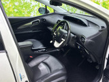運転席まわりは前方を見渡しやすいレイアウトで、シートに腰掛けた際も落ち着いて過ごせます。ドアを開けた状態で乗り降りしやすく、ブラックを基調とした室内はすっきりした印象です。