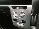 調整が容易なマニュアルエアコンです。夏は快適に、冬も車内の曇りを取ってくれるので安全です♪