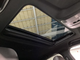 サンルーフの開放感により車内はいつも明るく、自然と会話が弾んでドライブも一段と楽しくなります。