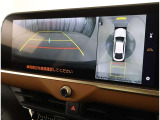 パノラミックビューモニター付きです。車両を上から見たような映像をディスプレイオーディオ画面に表示。運転席からの目視だけでは見にくい、車両周辺の状況をリアルタイムでしっかり確認できます。
