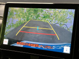 後方の映像とガイド線を画面で確認でき、駐車時の位置合わせをサポートします。周囲の状況を目で確かめながら操作できるため、車庫入れの際にも心強い装備です。