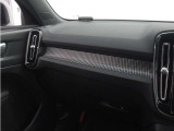 ダッシュボードに収められたカッティングエッジ・アルミニウム・パネルをLEDライトが照らし出し、XC40 R-Designのインテリアに昼夜を問わず特別な雰囲気を添えます。