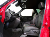 体を包み込むような形状で、しっかりと体を支えてくれます!長時間の運転も快適にしてくれるシートです!