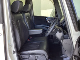 フロントシートはベンチシートです。ベンチシ―トは運転席と助手席の移動もスムーズ。狭い駐車場での乗り降りに便利です。