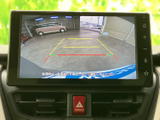 後方の様子を画面で確認でき、駐車時の周囲確認をサポートします。ガイドラインも表示されるため、車庫入れや狭い場所での取り回しの際に目安として活用いただけます。