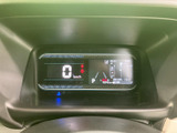 表示がまとまったメーターは、走行情報や車両の状態をひと目で確認しやすい構成です。視線を大きく移さずに必要な情報を把握でき、日々の運転を支える見やすい装備となっています。