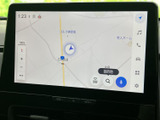 地図上に現在位置や周辺の道路、施設名が表示され、行き先を確認しながら使えます。目的地の検索や登録にも対応した、日常のお出かけに便利な画面です。