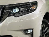 【LEDヘッドライト】悪天候や夜間走行時も良好な視界を確保し安心して運転できる高輝度LEDヘッドライトを装備!点灯速度が早く、消費電力も抑えられています。