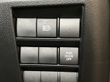 【オートマチックハイビーム】フロントガラス上部に設置されたカメラセンサーにより前方車両のランプや街路灯などの明るさを判定、自動的にハイビームとロービームを切替。