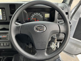 メーターを囲む位置に配置され、運転席から前方と計器類を確認しやすいレイアウトです。握りやすい形状で、毎日の通勤やお出かけの際にも自然な姿勢で運転に向き合えます。