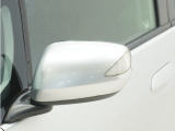 ◆ドアミラーウインカー◆ドアミラーにウインカーを装備しています。対向車に自身の進行方向を合図し安全に運転できます。