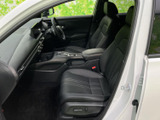 前席に座ると前方の視界が開け、運転席と助手席の間にはゆとりある空間が広がります。落ち着いた色合いのシートや内装でまとめられ、日々の移動も快適にお過ごしいただける室内です。