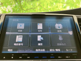 目的地や住所、電話番号などから行き先を設定できる画面を備えています。履歴や登録地点も選べるため、よく訪れる場所への設定にも便利。タッチ画面で項目を確認しながら操作できます。