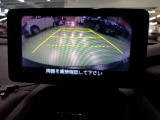 バックカメラの画像です。ガイドラインがスムースな車庫入れをサポートいたします。車庫入れの安心感がアップしますね。