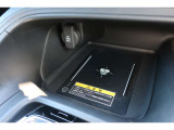 携帯を置けば充電することができるワイヤレス充電器も搭載!