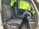 前席は座面と背もたれにゆとりがあり、運転席からの見通しも確保しやすい室内です。落ち着いた色合いでまとめられ、乗り降りの際にも足元を確認しやすく、毎日の移動を快適に支えます。
