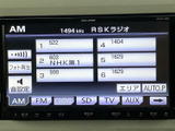 ラジオやCD、DVD、SD、TV、AUXなどの選択肢が画面上に並び、利用したい音源を確認しやすい仕様です。表示が見やすく、移動中の音楽やラジオを選ぶ際にも便利です。