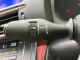 ワイパーの操作位置やAUTOなどの表示がレバーにまとめられ、機能を確認しやすい仕様です。天候の変化に合わせて手元で操作でき、視界確保を支える便利な装備です。