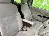 明るい色調のシートと大きな窓で、前席まわりは開放感のある空間です。運転席と助手席にはヘッドレストや肘掛けが備わり、乗り降りの際も車内の様子を確かめやすい構成です。