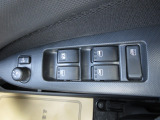 パワーウィンドウのスイッチ。運転席にいながら窓を開け閉めのコントロールできますよ。