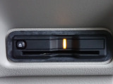 ■【ETC車載器】が装備されています。セットアップをしてお渡しとなり、ETCカードを差し込むだけで高速道路の利用が可能です。