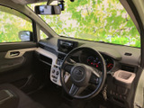 運転席から助手席まで見渡しやすく、前方の視界も広々としています。座席はゆったりとした配置で、運転時も同乗時も落ち着いて過ごせる空間です。車内の清潔感もぜひご確認ください。