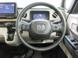 ハンドルの両側に操作ボタンが付いております。運転しながら操作ができるのでとっても便利!