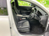 前席はシートにゆったりと腰掛けられる配置で、運転席まわりの視界も広く感じられます。落ち着いた色合いの室内は清潔感があり、助手席側からもゆとりある空間で過ごしていただけます。