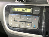 【オートエアコン】一度お好みの温度に設定すれば、車内の温度を検知し風量や温度を自動で調整。暑い&hellip;寒い&hellip;と何度もスイッチ操作をする必要はありません。快適な車内空間には必須の機能ですね♪