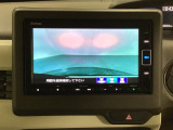 ギヤをR(バック)に入れるとナビの画面に後ろの映像が映るリアカメラ付です。後退時、コンディションが悪い視界でもカラーバックモニターがドライバーをサポートします。