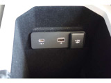 ジャガーは、USBポートを車内の便利な位置に配置しています。通常、センターコンソール、グローブボックス、後部座席エリアなど、ドライバーや乗客がアクセスしやすい場所に配置されています。