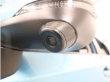 助手席側で見えにくい左前方の映像を、車内のマルチファンクションディスプレイに映し出します。前方への駐車や左寄せ、狭い道でのすれ違いなど、さまざまなシーンで安心して運転できる便利な機能です。