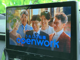 大きく見やすい画面で映像を楽しめるモニターを装備。停車中の待ち時間などにも活用でき、画面表示を通じて車内で過ごす時間をより楽しく演出してくれます。