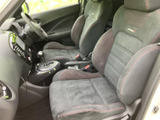 前席は身体を支える立体的な形状で、赤いステッチが室内のアクセント。運転席から前方を見渡しやすい配置で、シートや操作部がまとまり、日々の移動を快適にお過ごしいただけます。