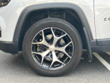 タイヤサイズは235/55R18になります。